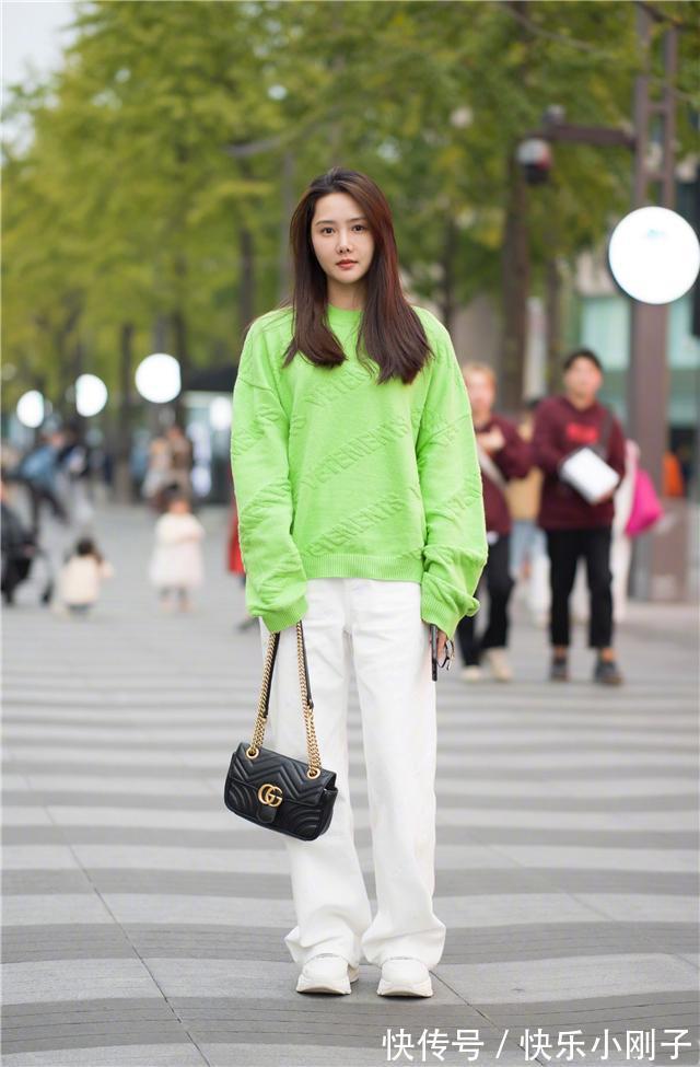 穿搭 毛衣下面不一定搭裙子,今年流行毛衣搭配奶奶裤,温暖又显气质