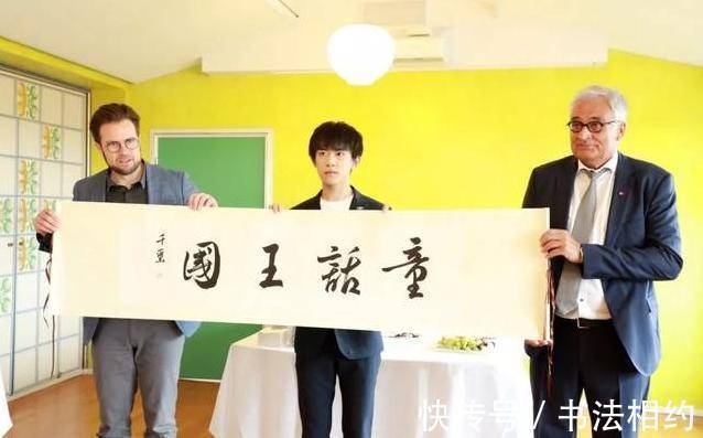 新生代$易烊千玺主演票房破100亿,首位00后百亿影人,其书法成传阅焦点