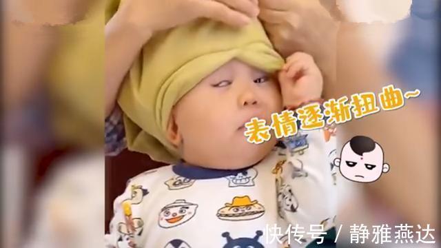 小时候|萌娃脱衣服被拽出“双眼皮”火了,网友:像极我小时候,太心酸了