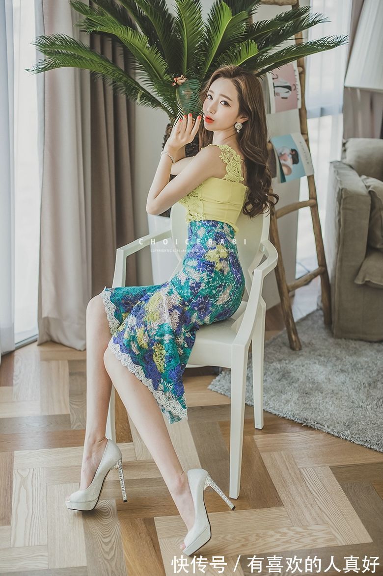 蕾丝|穿黄色蕾丝连衣裙的美女,脚上一双恨天高很是亮眼