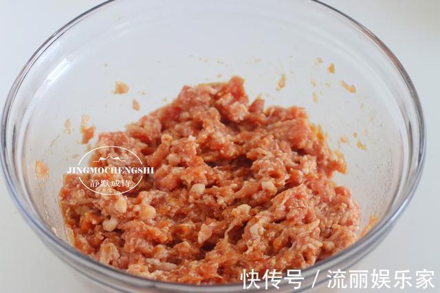 调韭菜馅儿时,只要记住调味顺序,韭菜就不会出水,饺子鲜汁四溢