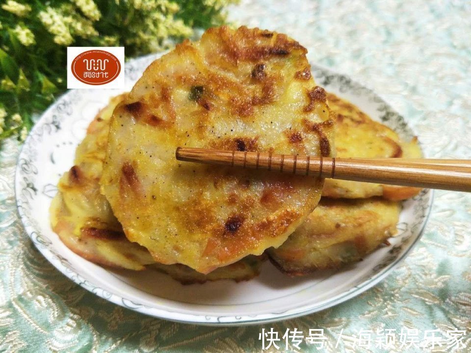 土豆饼的家常做法,软糯咸香美味诱人,做法很简单,比鸡蛋饼都香