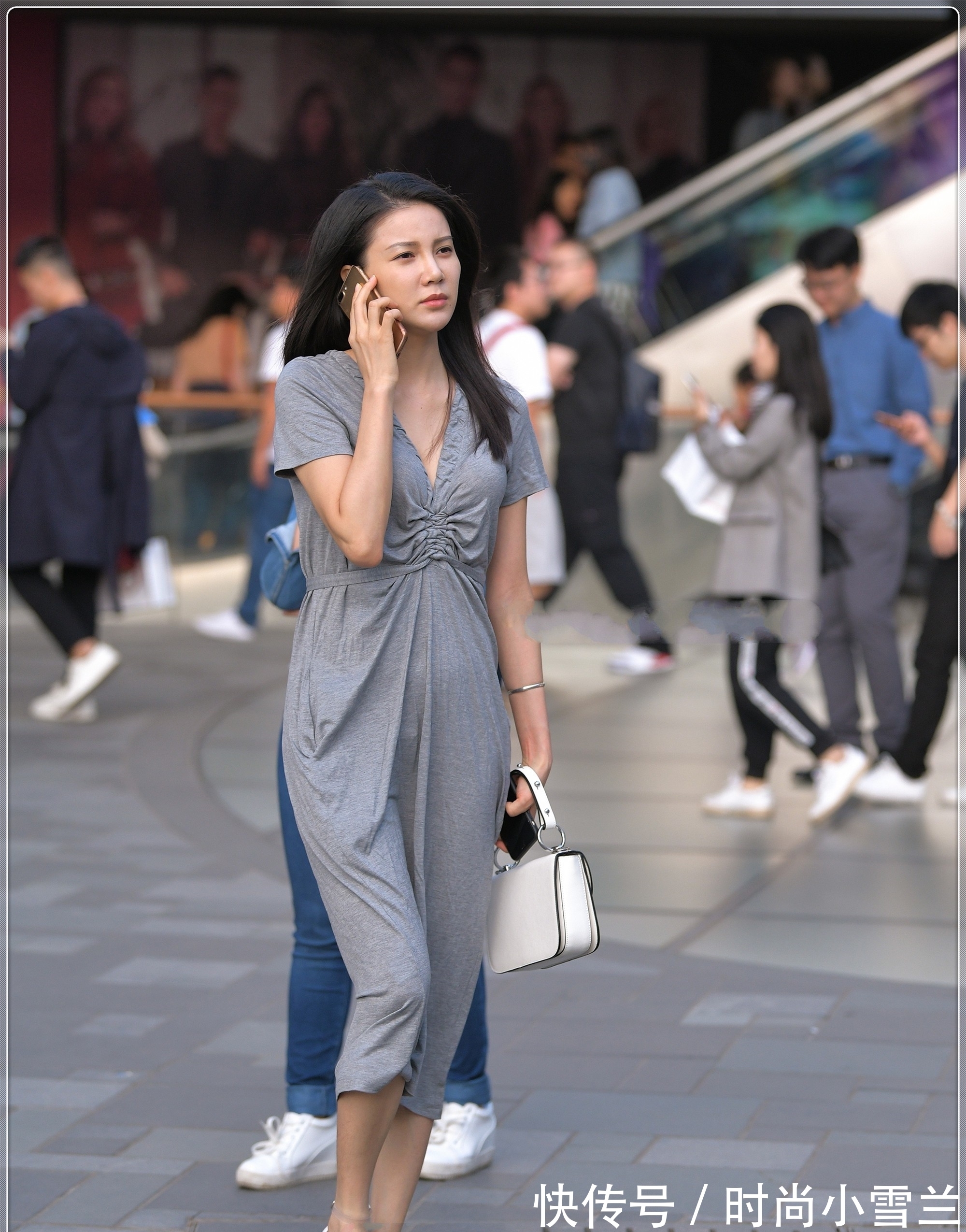 莫代尔面料 灰色莫代尔长裙搭配透明凉鞋，贴身舒适，质感十足