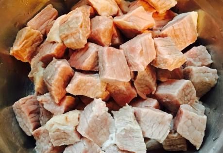 炖牛肉时,先焯水还是直接炖?学会这1招,牛肉软烂易嚼无腥味