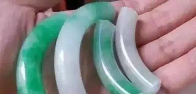 女子摔坏130万翡翠手镯,被店主要求索赔,最终却倒赚70万