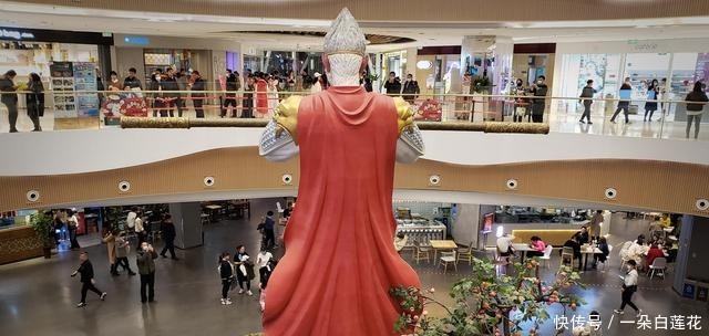 自打|7米高的美猴王雕塑坐镇商场,改名“勿空”,提醒顾客勿空手回家