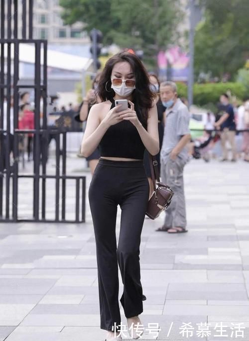 美女|“小黑裤”再次席卷而来,以新奇的穿法,令“小肚腩”无处躲藏!