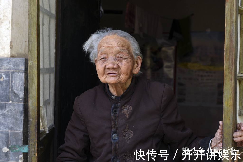 儿子|94老人和74岁儿子生活在近二百年老宅，母慈子孝，其乐融融