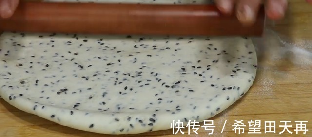 油炸|面粉别烙饼了,加一把芝麻,酥脆可口,香甜营养,孩子抢着吃!
