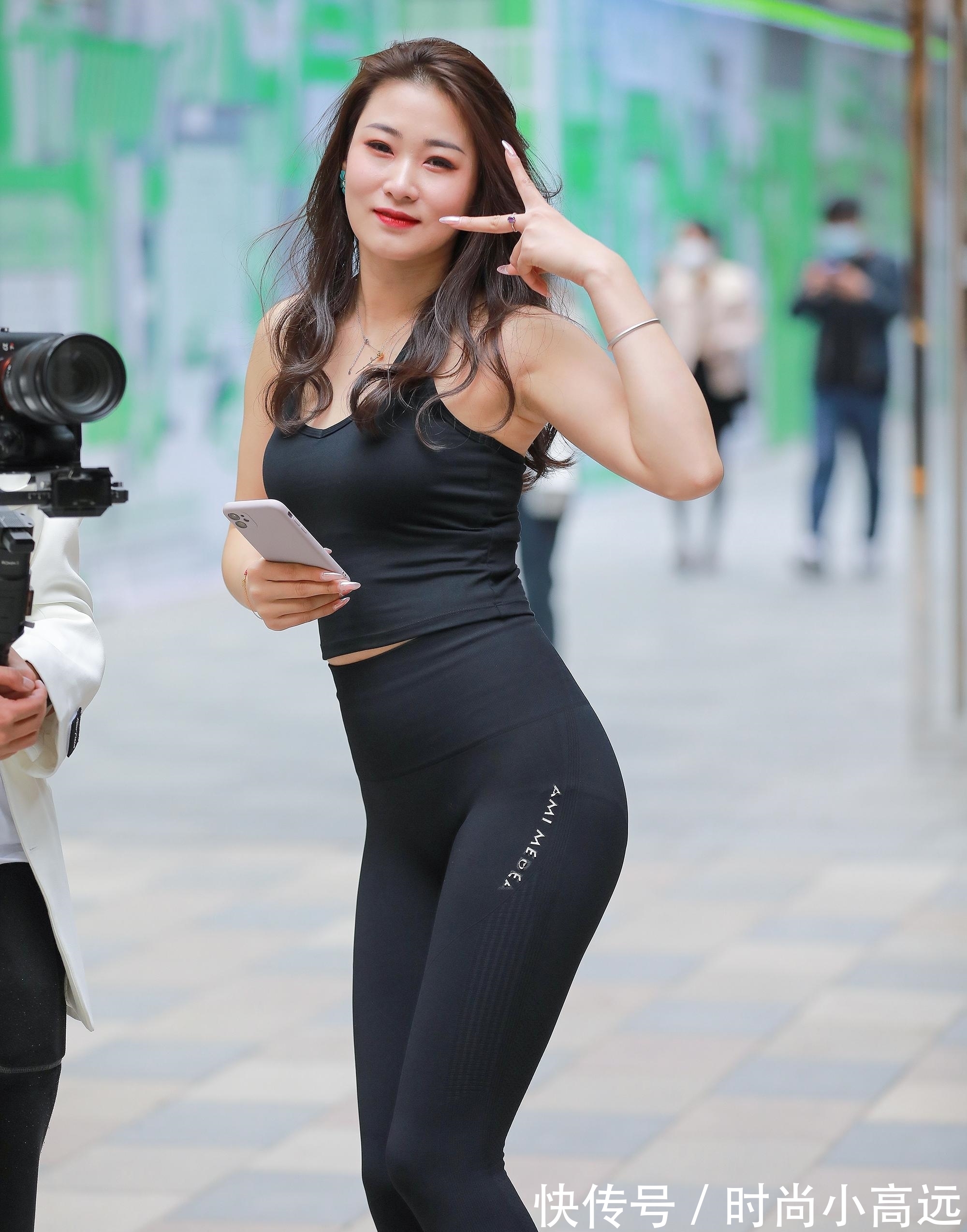 婀娜 俊俏女神婀娜多姿,简洁服饰秀极致魅力,一举一动都这么迷人