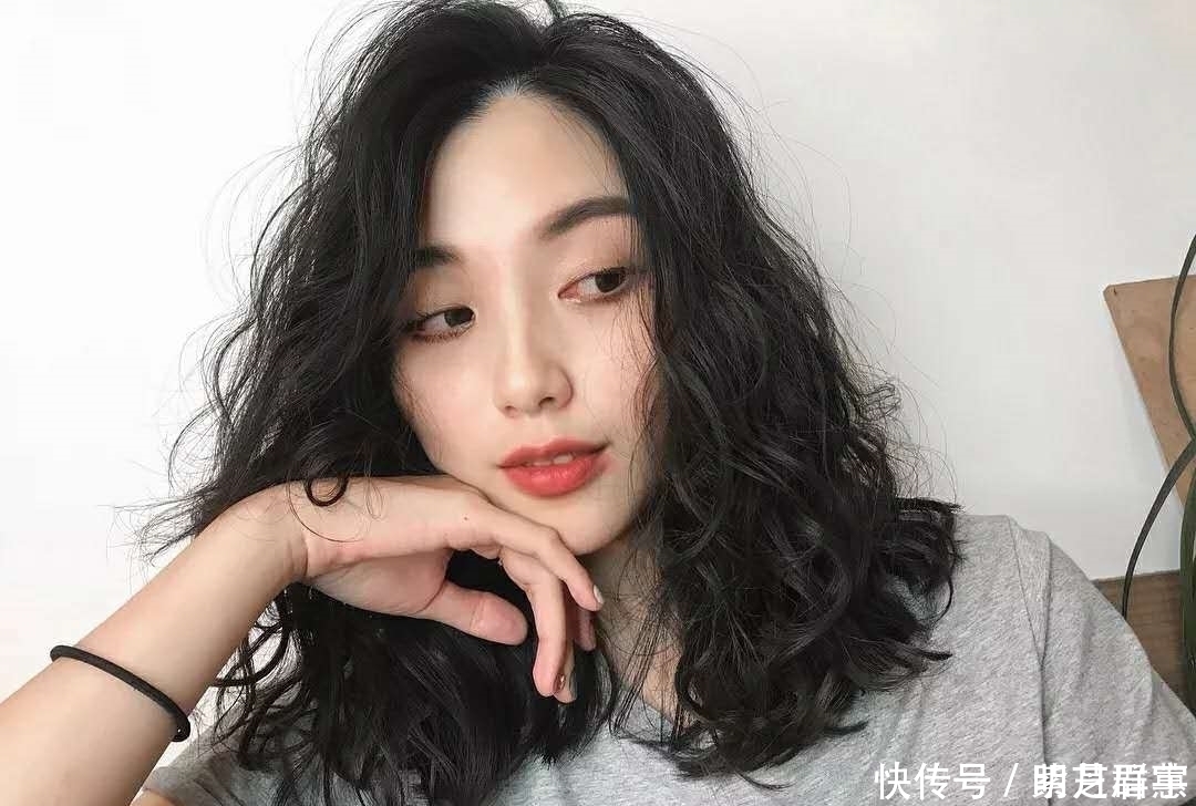 闺蜜|闺蜜都烫了流行的泡面头,两个洋气两个土气,泡面头适合什么人?