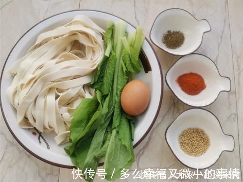 把面条煮一煮,浇点热油,做法真简单,味道喷喷香,越吃越想吃