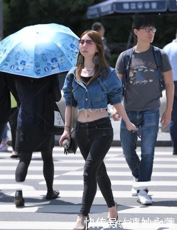 领口|短款牛仔衣搭配黑色修身裤，尽显身材，干净利索