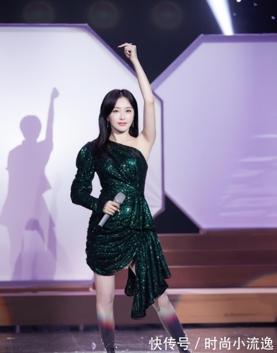 卡莉·克劳斯 新晋辣妈卡莉·克劳斯,1米85还要踩高跟鞋上街,穿斜肩裙曲线惊艳