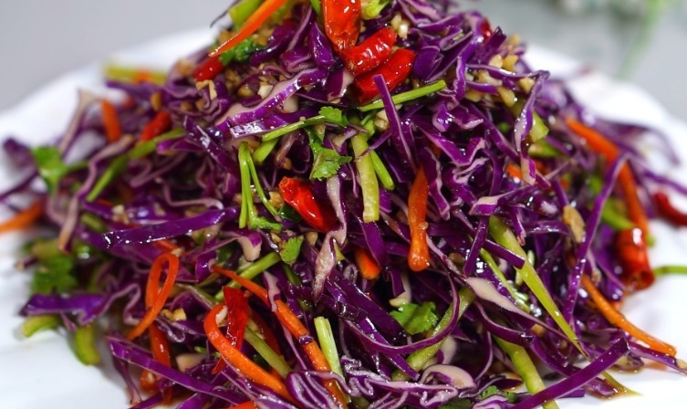 正确做法|紫甘蓝凉拌时,需要焯水吗?教你正确做法,营养不流失,爽脆入味