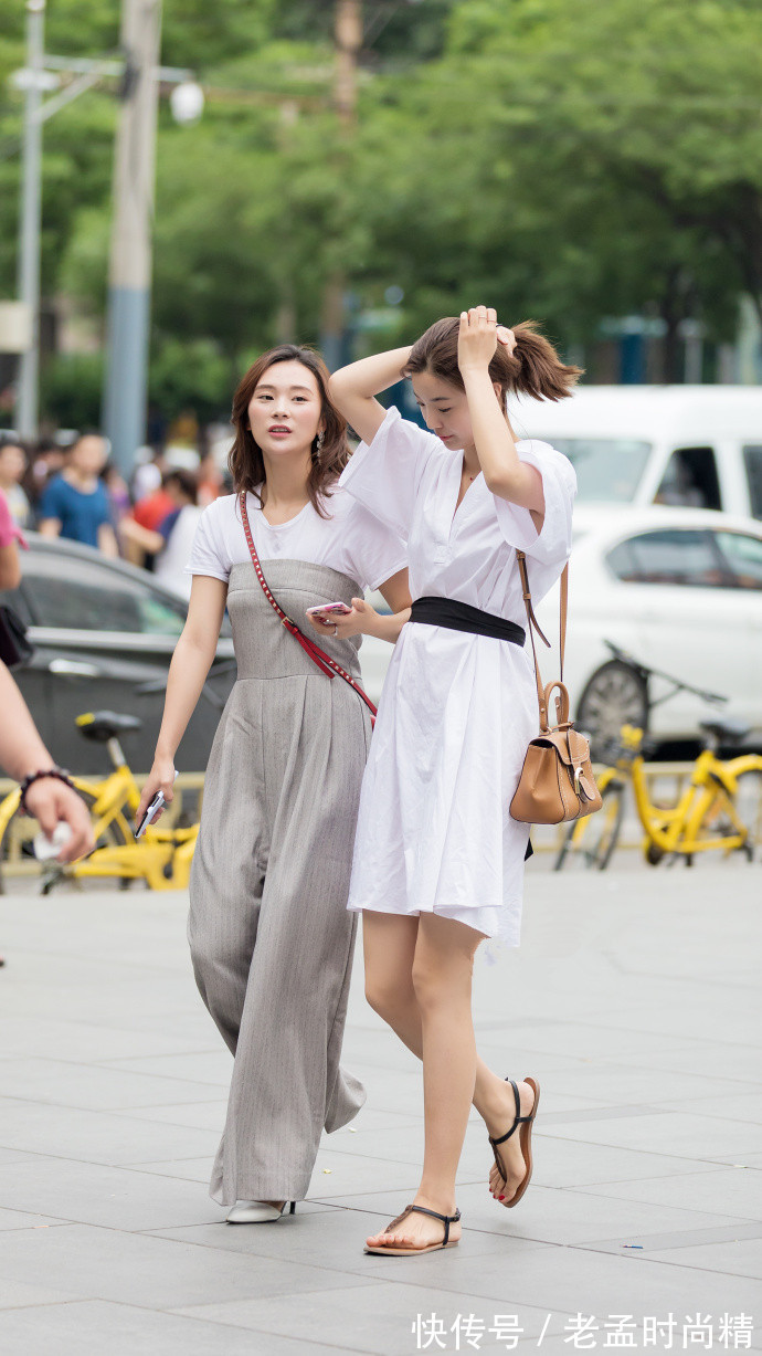 搭配|北京街拍,几款休闲青春范的夏季搭配,你更喜欢哪一款?