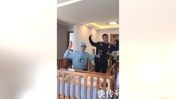 美丽的世界|两位舅舅探望刚出生的宝宝,见到她之后,接下来的动作让人笑不停