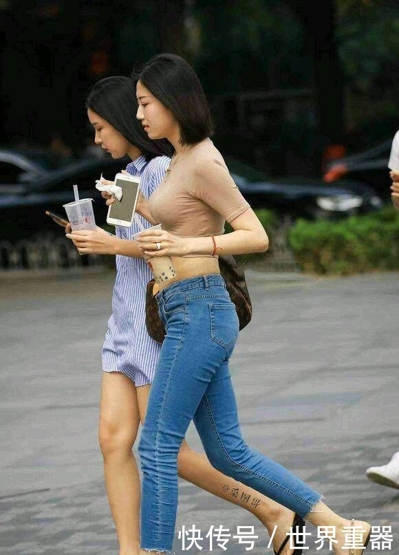 街拍:低调又时髦的小姐姐!网友:这种身材很旺夫!