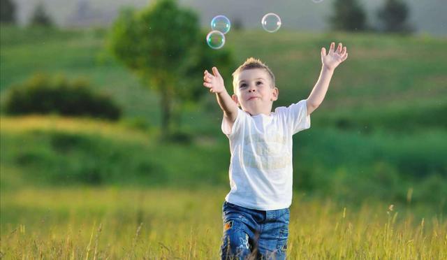 孩子们|“修”姓爸爸喜得三胞胎,给孩子们取的名字,让民警哭笑不得