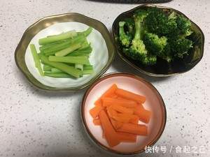 减肥打卡第十一天,早上一杯温水,晚餐一定要轻食