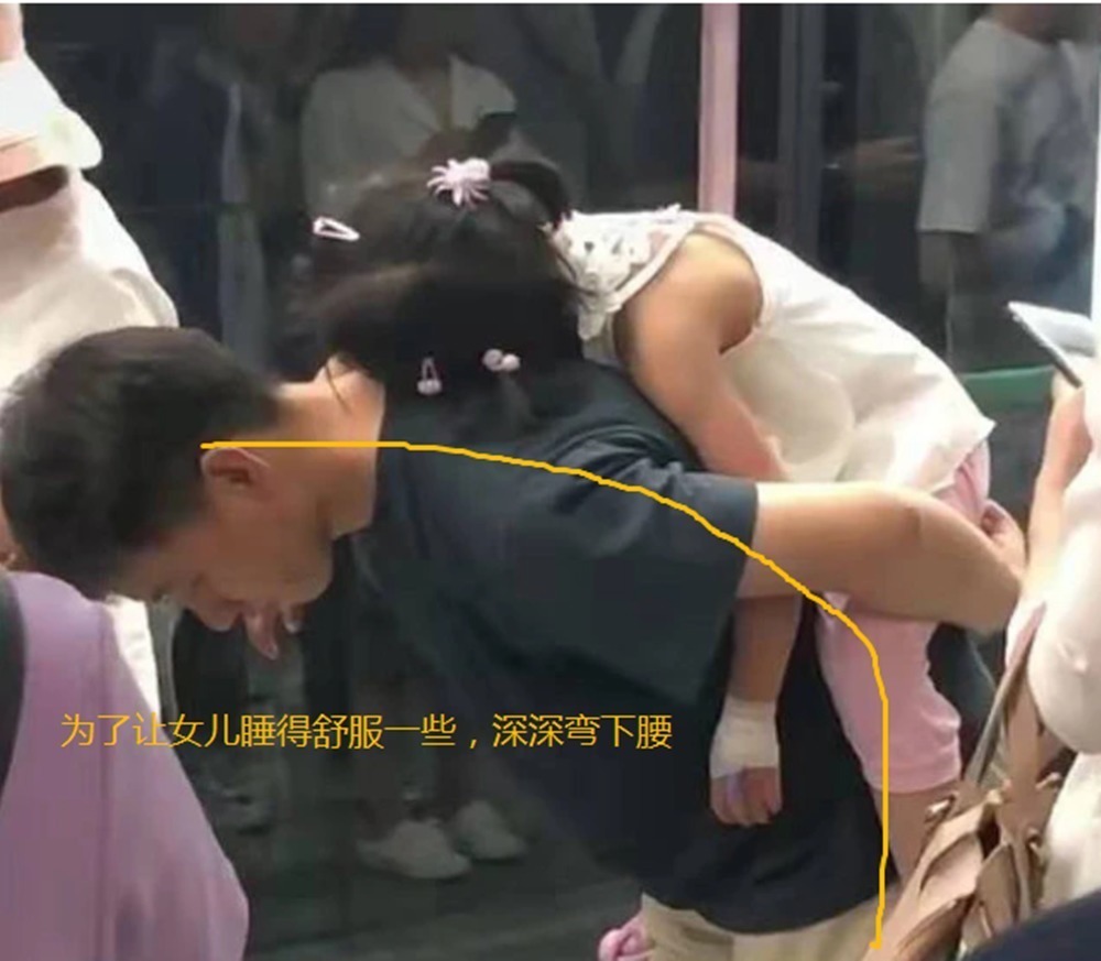 动作|爸爸带女儿看病的照片走红,看到他的动作,网友:关键时刻很靠谱