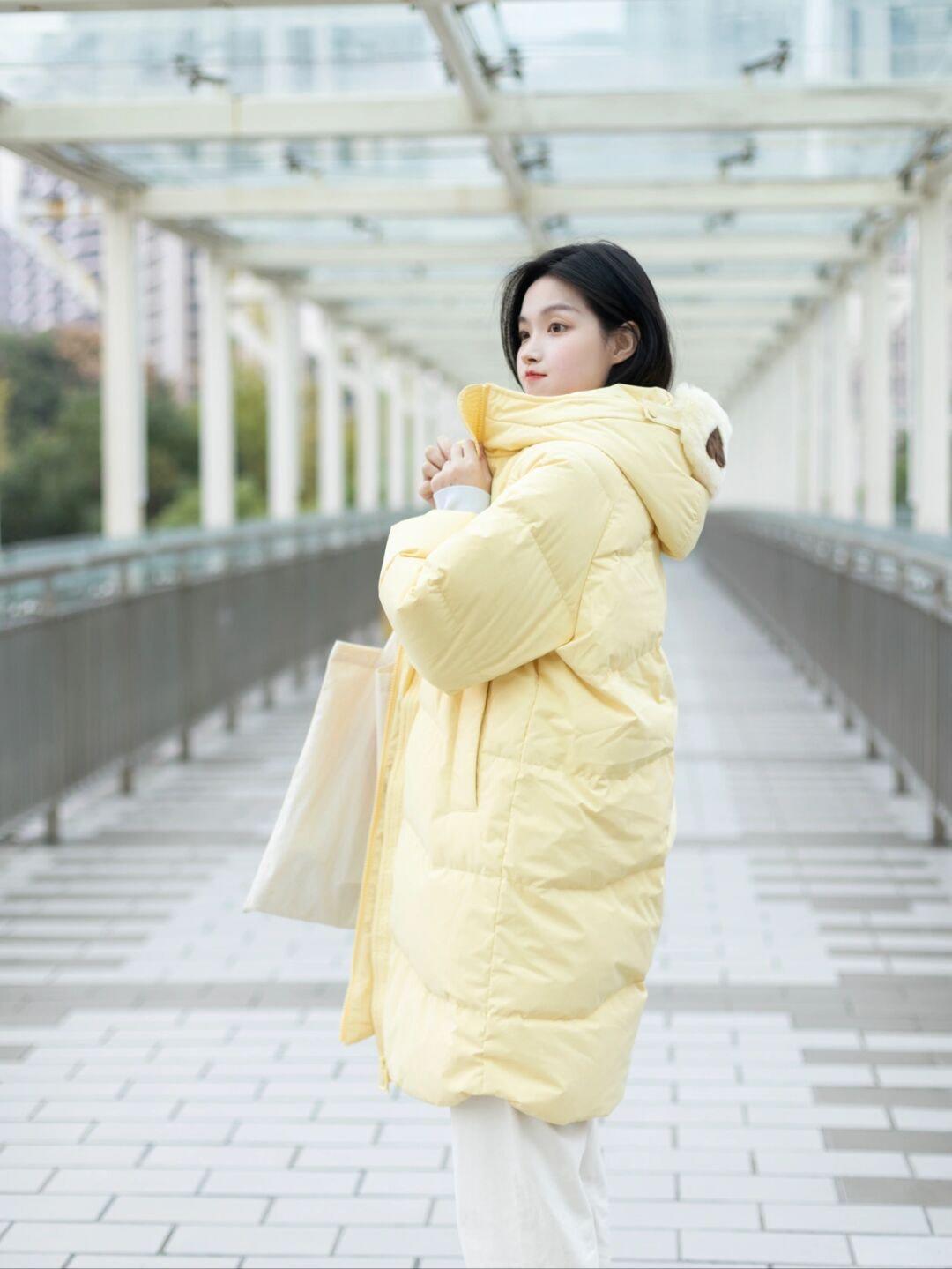 大衣|冬天就要穿得保暖还好看,蓝绿色大衣+白色西装裤,知性又优雅!