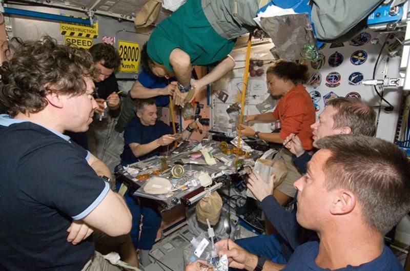 为庆祝人类连续登上国际空间站20年,NASA“揭秘”太空生活