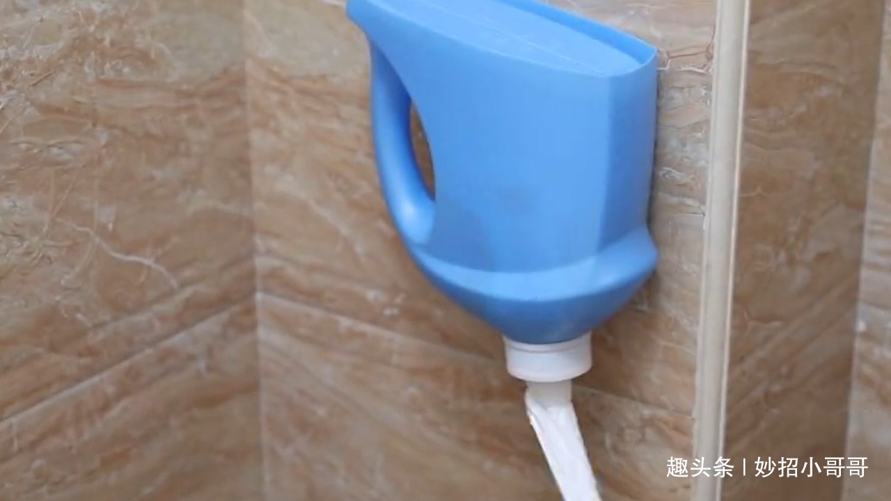 洗衣液瓶别扔了,底部切一刀放卫生间里,全家人都抢着用,太棒了