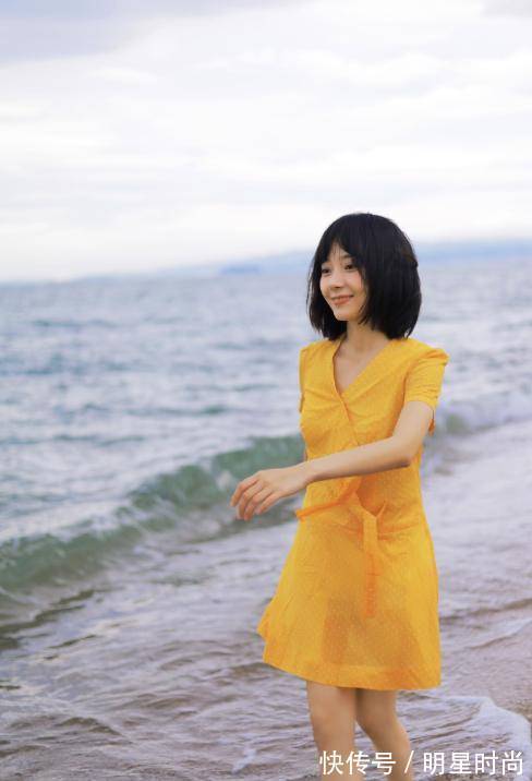 搭配 卜冠今的身材比例才是男人喜欢的,穿黄裙子配短发,娇小又萝莉