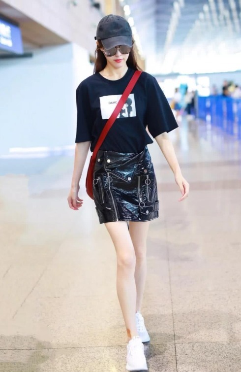 洋气|马伊琍的私服穿搭太聪明了,黑T恤搭配印花裙减龄显嫩,显瘦洋气