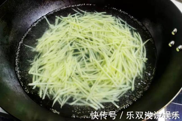 清洗干净|夏季，我常吃这2样，擦丝加料简单一拌，5分钟端上桌，低脂还美味