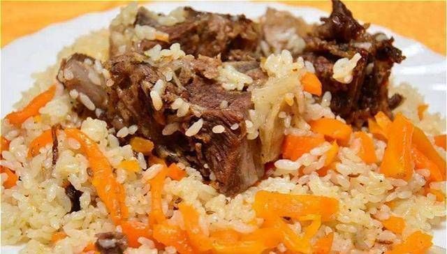 视为|抓饭油亮生辉,味香可口,被维吾尔族群众视为上等美餐