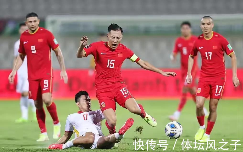 国足|这两人差点葬送了国足比赛，此前已经有惨痛教训，但李铁就是不改