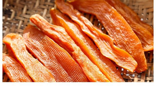 红薯干一晒就发黑?农村大娘教你2招,晒出来软糯香甜,鲜艳透亮