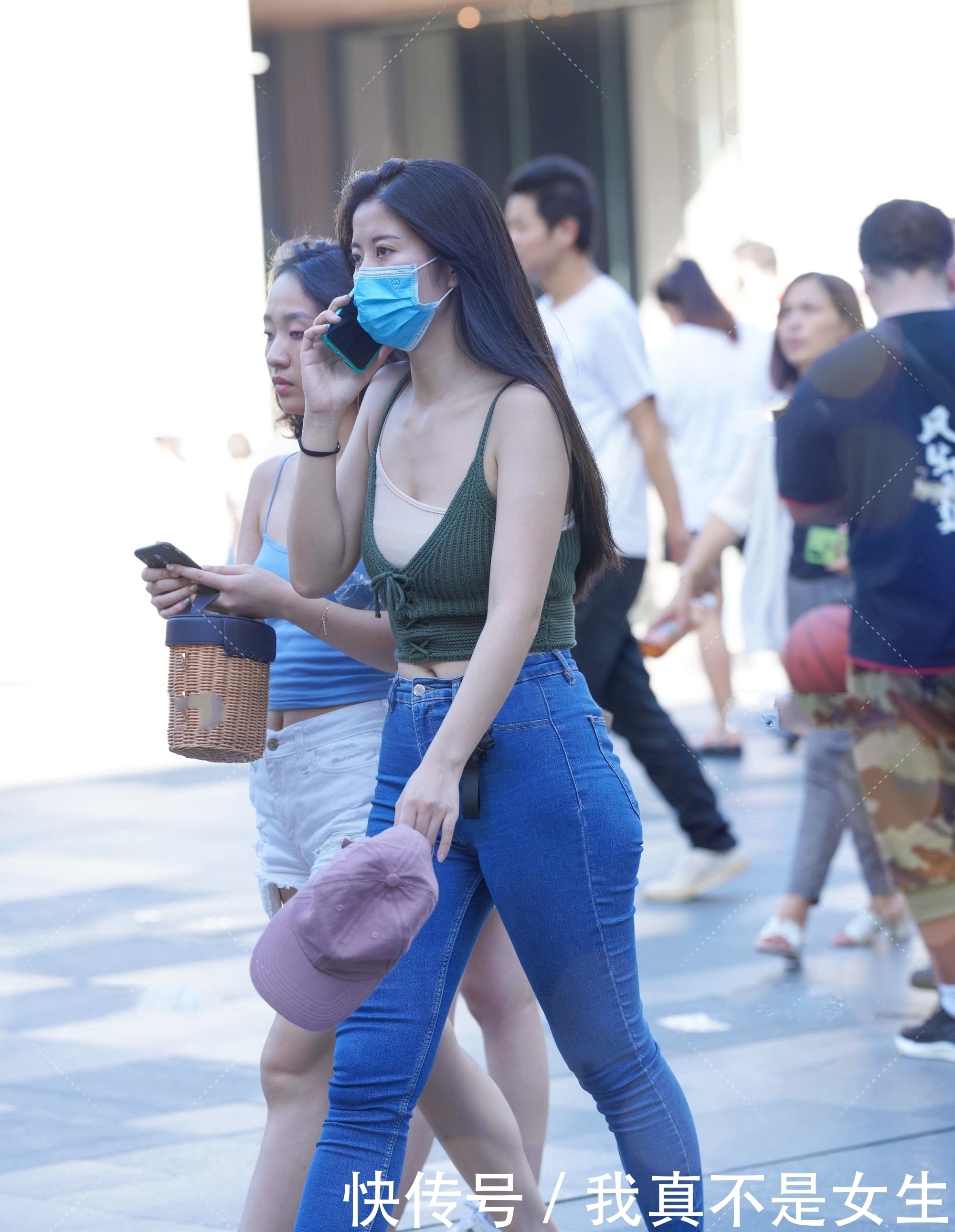 深绿色V领针织背心搭配牛仔裤,优雅大气,青春时尚