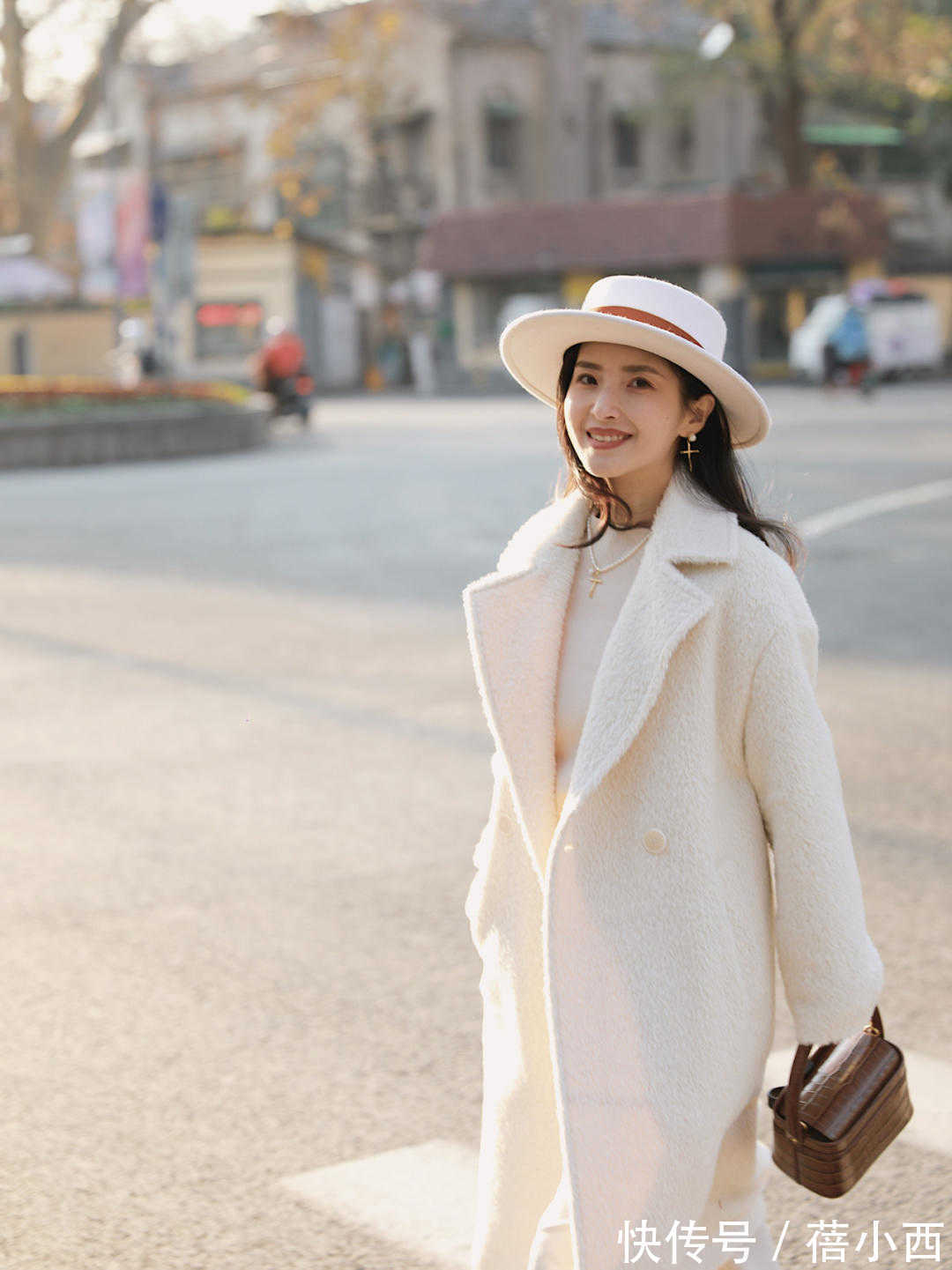 保暖 今年流行“翻领大衣”,比西装保暖比羽绒服显瘦,出街赚足回头率