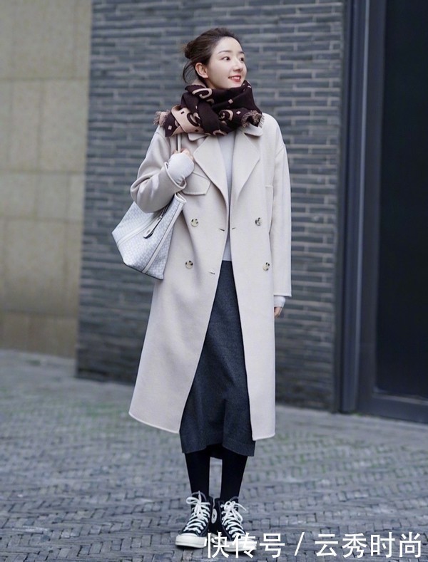 早春穿大衣更时髦,35岁以上的女人别乱穿,这组穿搭太优雅了