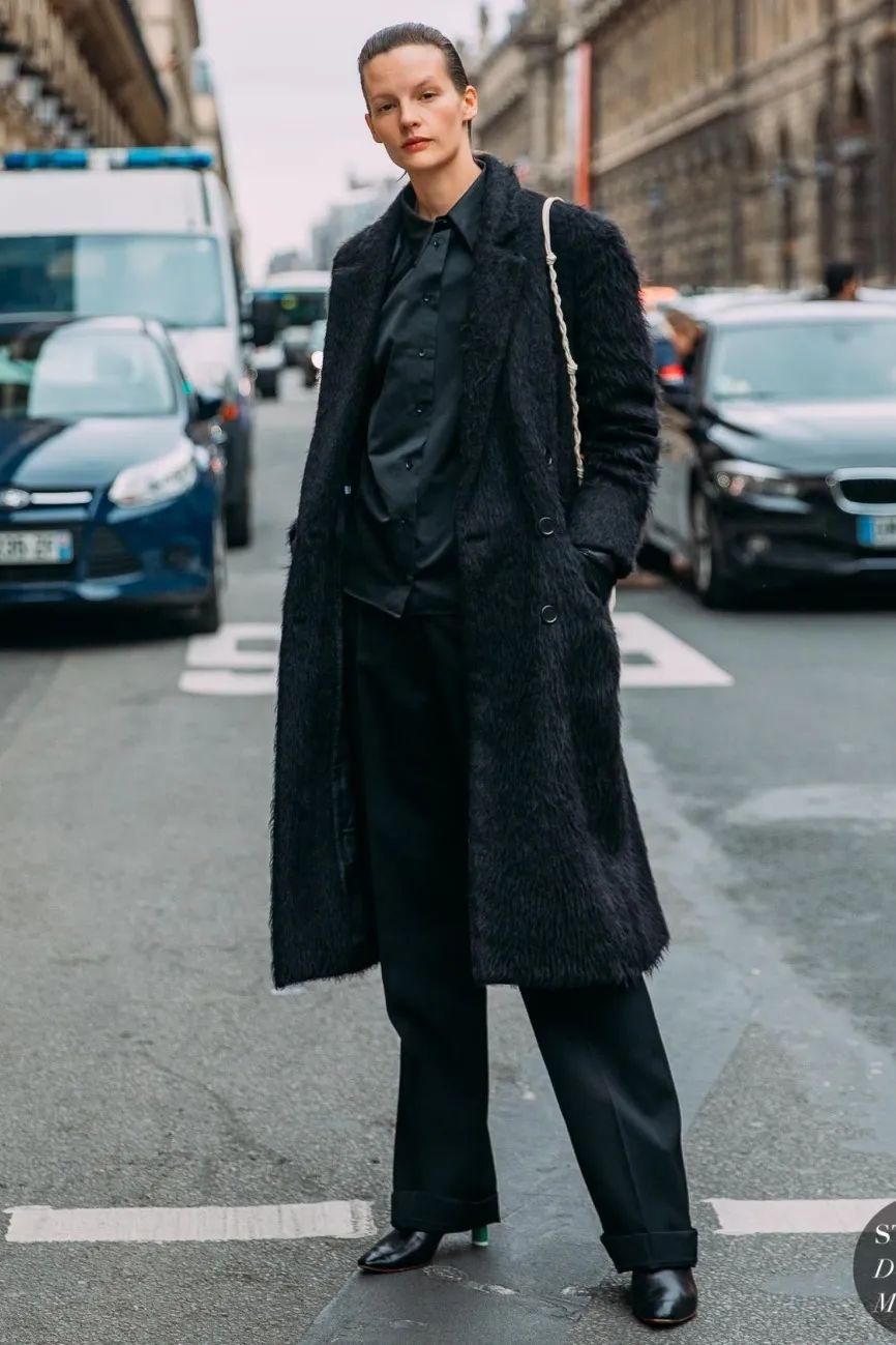  流行|“马丁靴”失宠了？“大衣＋这双鞋”正流行，时髦又显高！