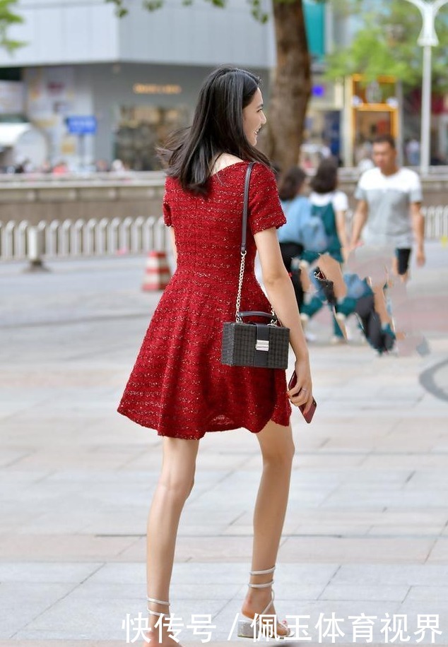 红色金丝条纹连衣裙，搭配凉鞋，凸显年轻减龄效果