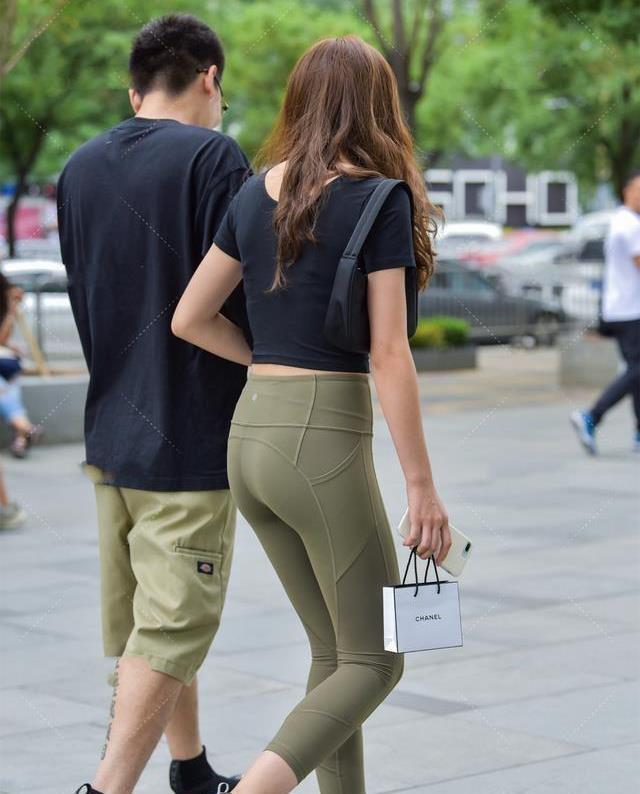 毛衣|大胆尝试瑜伽裤,凸显女性知性优雅,时髦又显高