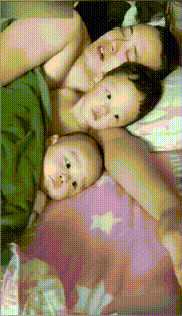 |搞笑GIF动图:这样玩你老婆的化妆品,在作死的边缘徘徊