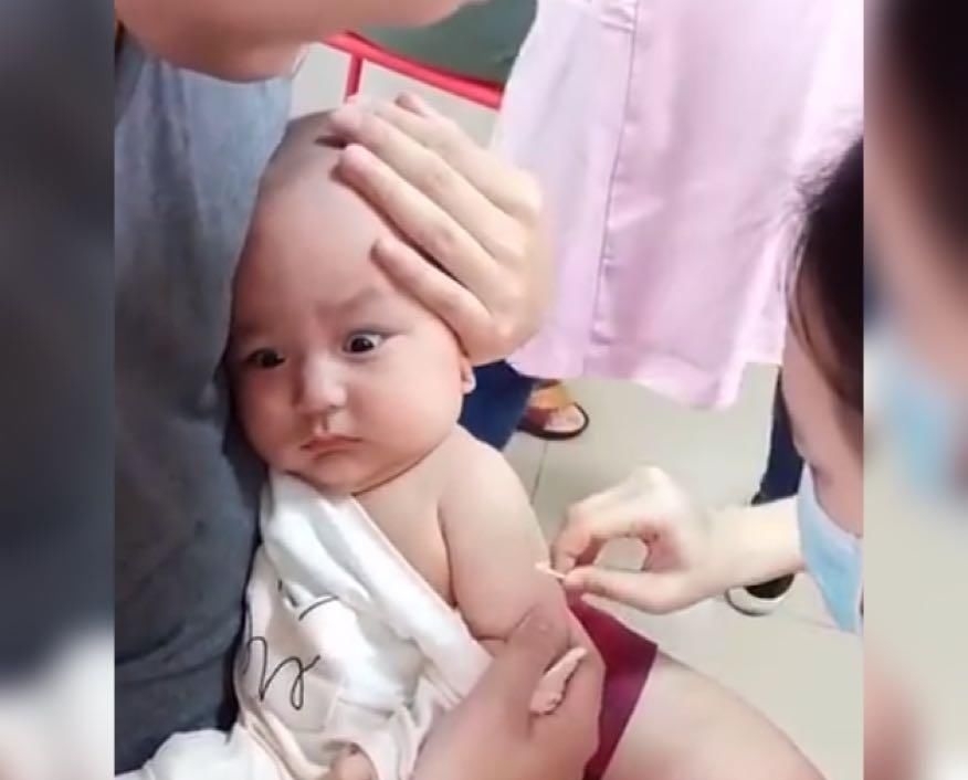 小姐姐|爸爸带娃去打针,娃瞬间秒变“戏精”,网友只怪打针的前奏太长