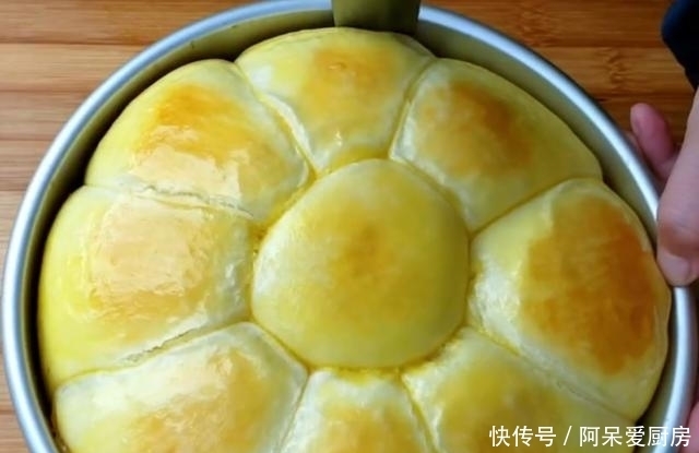 家里有苹果可以这样做，加一碗面粉，不烤不油炸，柔软拉丝，好吃