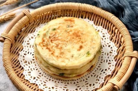 原来葱油饼做法如此简单，掌握3个诀窍，外脆内暄软，层层酥香