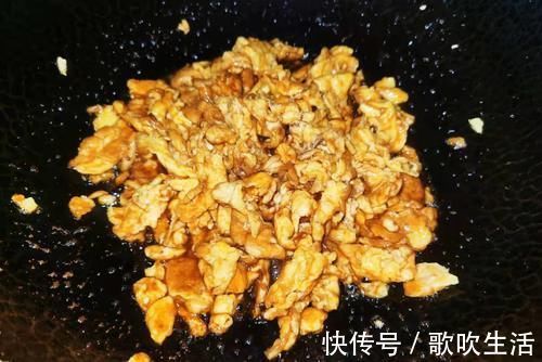 味道|鸡蛋别只会炒番茄,加它一起炒,味道鲜得没话说,吃一次就忘不掉