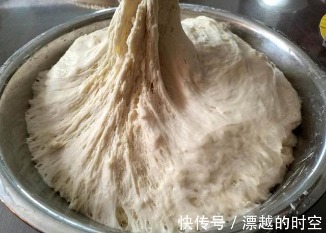 发面时加点它，10分钟就能发好面，蒸出的馒头又大又白，超级好