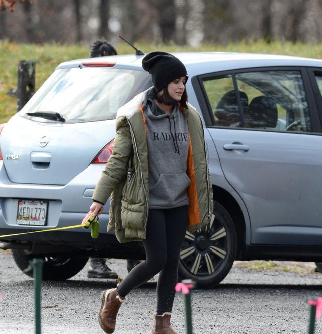 看上去非常|露西海尔穿无痕裤戴黑色毛线帽变潮流小少女, 太显年轻了