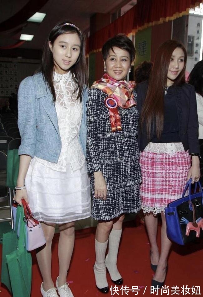 中筒|赌王“四太”真会穿,小香风连衣裙配袜靴,这造型就很有时髦范