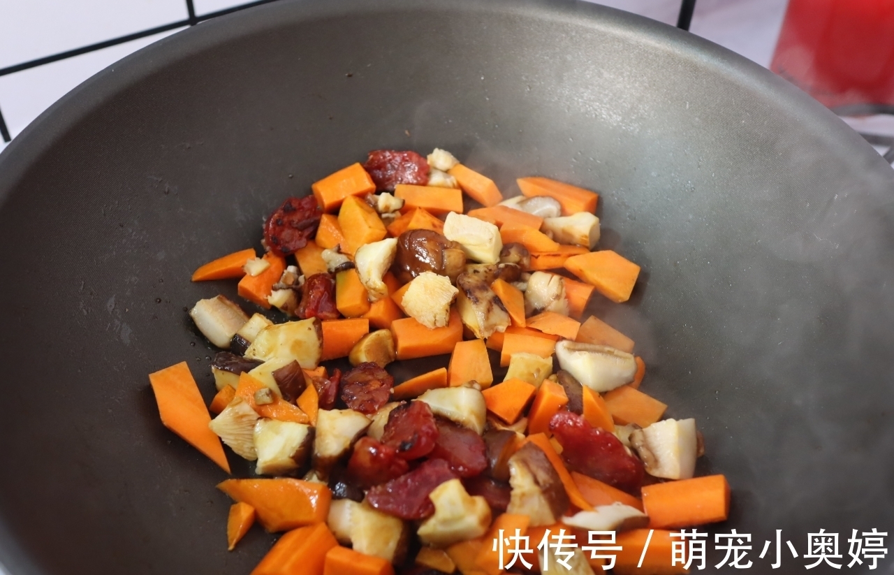 橄榄油|天一热,我家就爱做这道懒人饭,3种食材焖一锅,好吃又简单