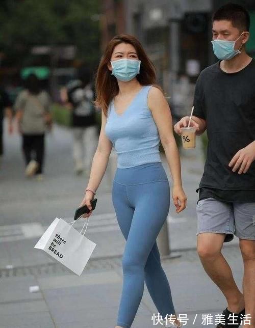 打底裤 藕粉色紧身上衣搭配浅色微喇叭裤,干练十足,显得高挑